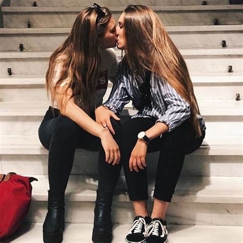 lesbian sloppy kiss